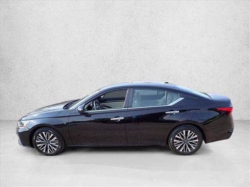 Used 2023 Nissan Altima 2.5 SV w/ SV Premium Package FWD image 2
