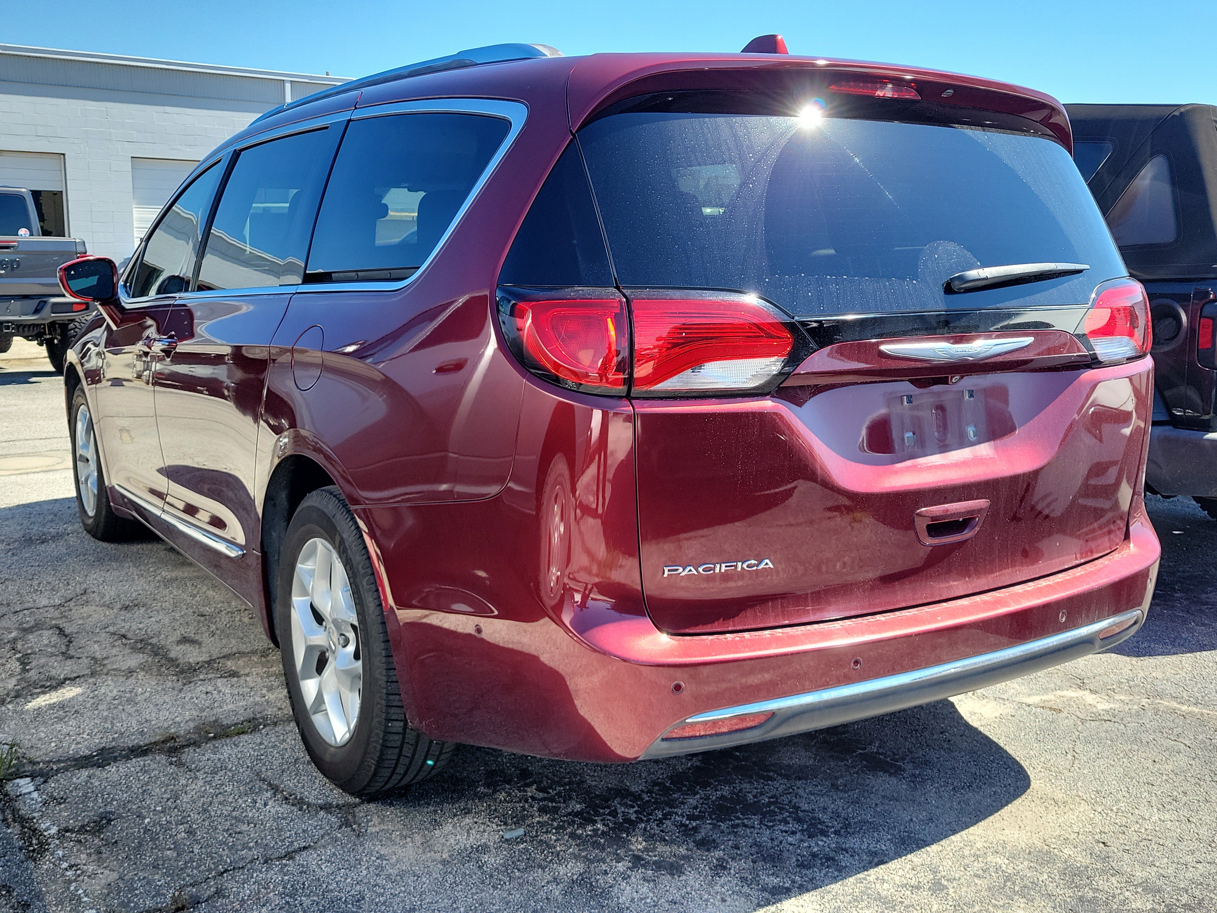 Used 2017 Chrysler Pacifica Touring-L Plus w/ Advanced Safetytec Group FWD image 4