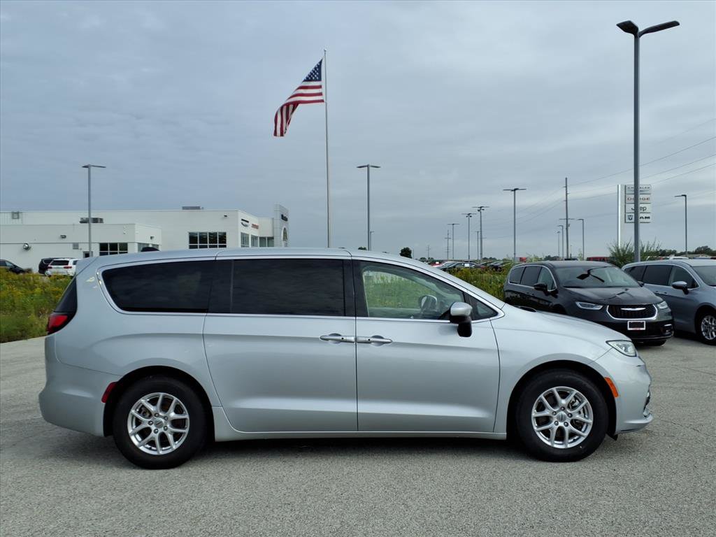 Used 2023 Chrysler Pacifica Touring-L FWD image 2