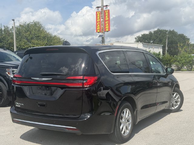 Used 2024 Chrysler Pacifica Touring-L FWD image 3