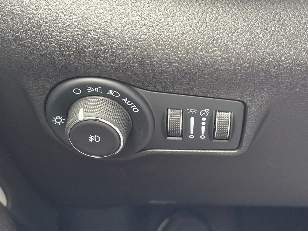 Certified 2025 Jeep Compass Limited AWD/4WD image 30