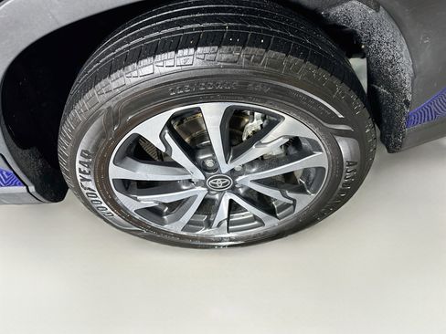 Used 2025 Toyota Corolla Cross XLE FWD image 11