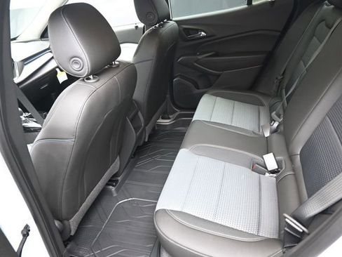 Used 2025 Chevrolet Trax LT w/ LT Convenience Package image 9