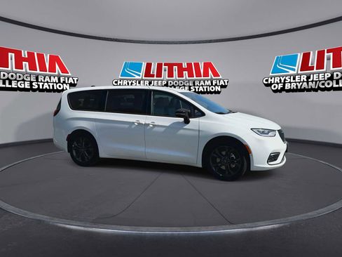 New 2026 Chrysler Pacifica Select image 9