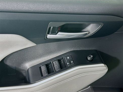 Used 2025 Toyota Highlander XLE image 23