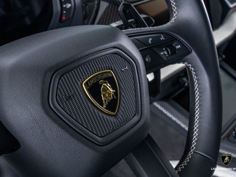 Used 2025 Lamborghini Urus SE image 40