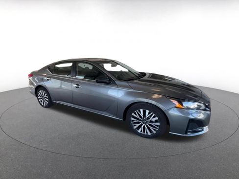 Used 2025 Nissan Altima 2.5 SV FWD image 2