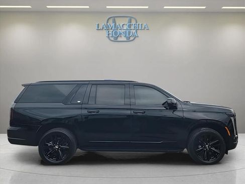 Used 2025 Cadillac Escalade ESV Sport AWD/4WD image 6
