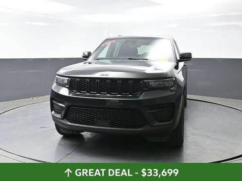 Used 2025 Jeep Grand Cherokee Altitude AWD/4WD image 8