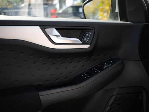 Used 2020 Ford Escape SE image 16