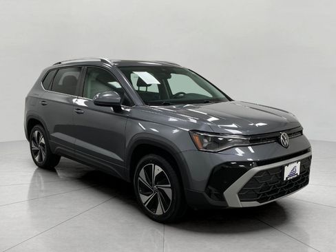 Used 2025 Volkswagen Taos SE image 1