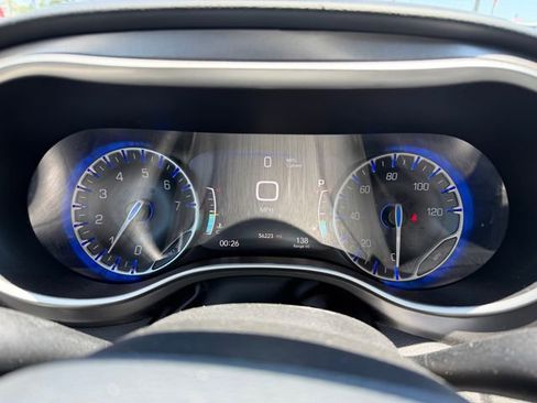 Used 2024 Chrysler Pacifica Touring-L FWD image 8