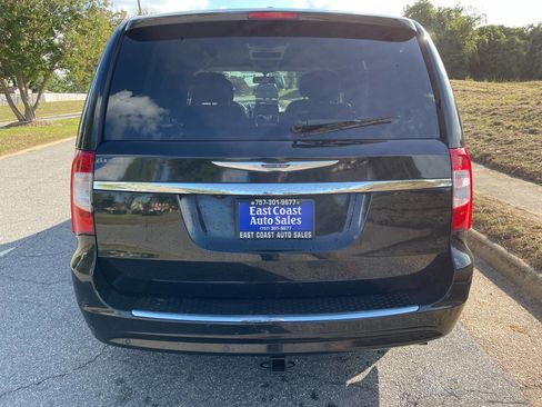 Used 2012 Chrysler Town & Country Touring-L w/ Entertainment Group #2 image 5