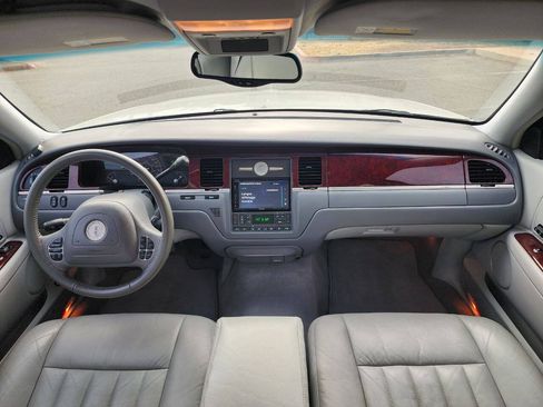 Used 2004 Lincoln Town Car Signature RWD image 10