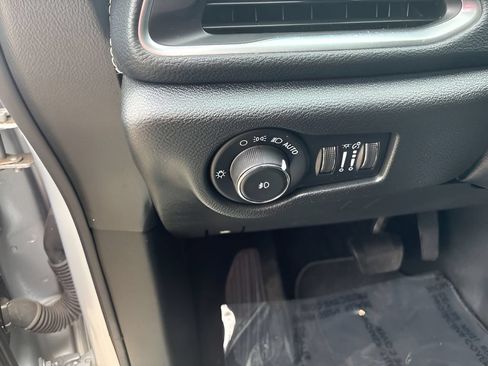 Used 2023 Chrysler Pacifica Limited w/ Uconnect Theater Family Group FWD image 10