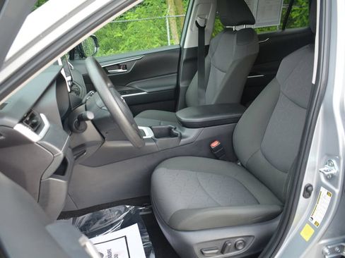 Used 2025 Toyota RAV4 XLE FWD image 9