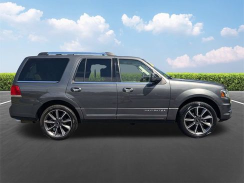 Used 2017 Lincoln Navigator Reserve RWD image 3