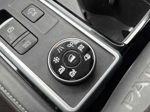 Used 2023 Nissan Pathfinder SL AWD/4WD image 40