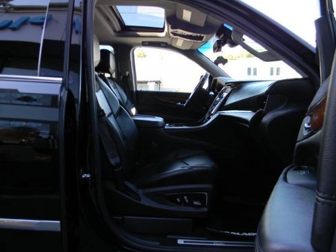 Used 2017 Cadillac Escalade Luxury image 15