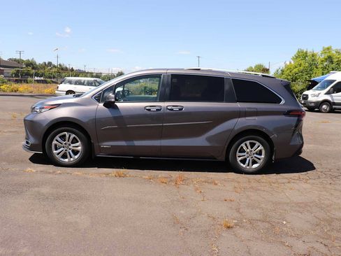 Used 2021 Toyota Sienna Platinum AWD/4WD image 8