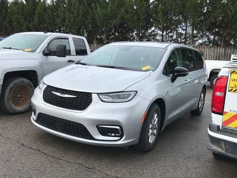 Used 2024 Chrysler Pacifica Touring-L image 9