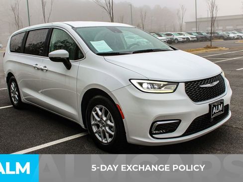 Used 2023 Chrysler Pacifica Touring-L image 4