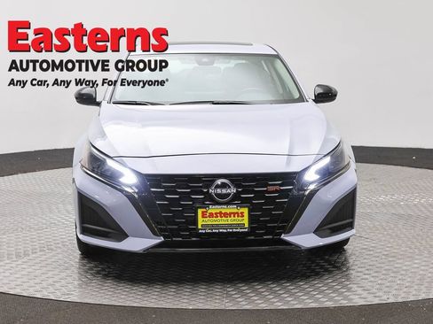 Used 2023 Nissan Altima 2.5 SR w/ SR Premium Package FWD image 2