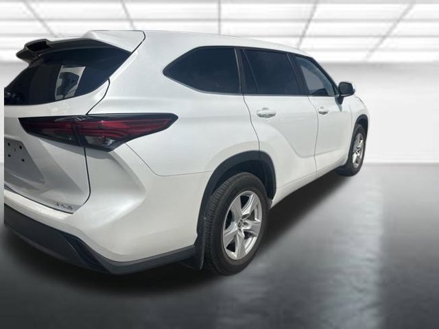Used 2023 Toyota Highlander LE AWD/4WD image 3