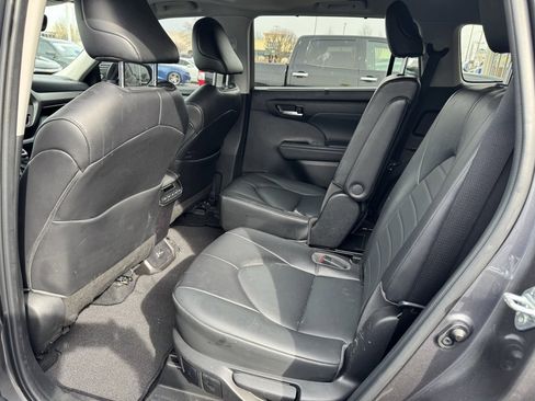 Used 2022 Toyota Highlander XLE image 7