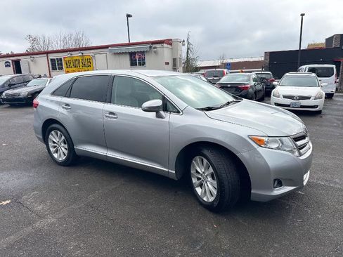 Used 2015 Toyota Venza LE image 3