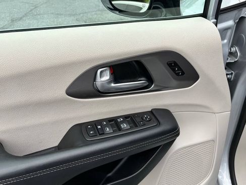 Used 2024 Chrysler Pacifica Touring-L FWD image 38