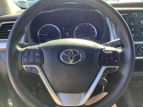 Used 2018 Toyota Highlander LE FWD image 11