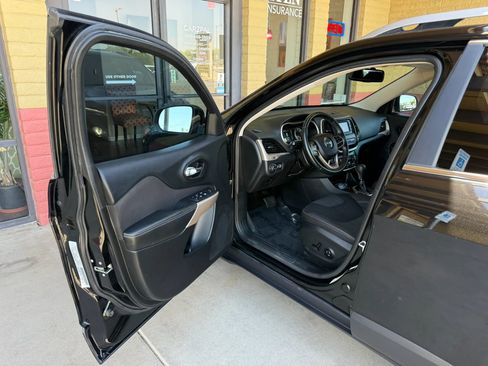 Used 2017 Jeep Cherokee Latitude w/ Safety/Convenience Group FWD image 15
