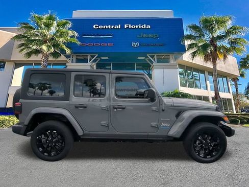 Used 2022 Jeep Wrangler Unlimited Sahara AWD/4WD image 4