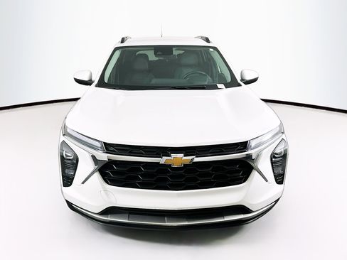 Used 2024 Chevrolet Trax LT w/ Driver Confidence Package FWD image 2