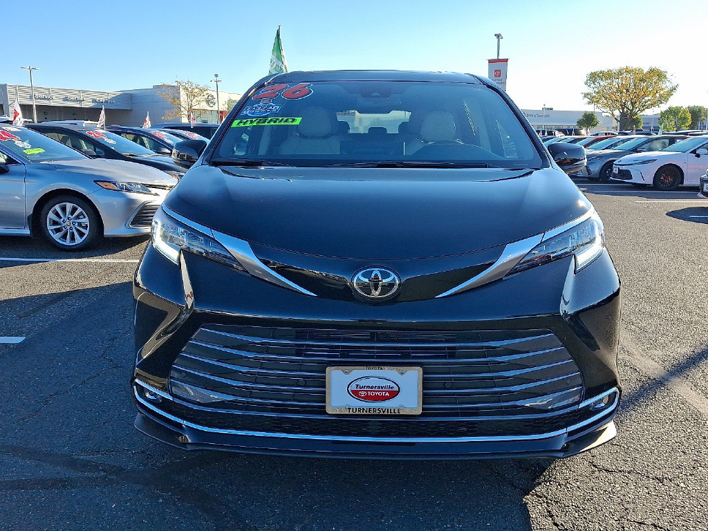 Used 2026 Toyota Sienna Limited FWD image 2