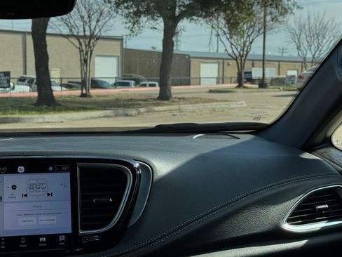 Used 2025 Chrysler Pacifica Limited image 39