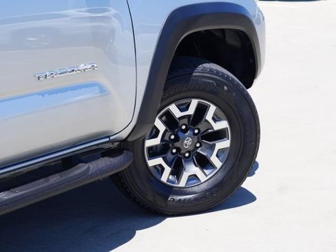 Used 2023 Toyota Tacoma TRD Off-Road w/ Technology Package AWD/4WD image 9