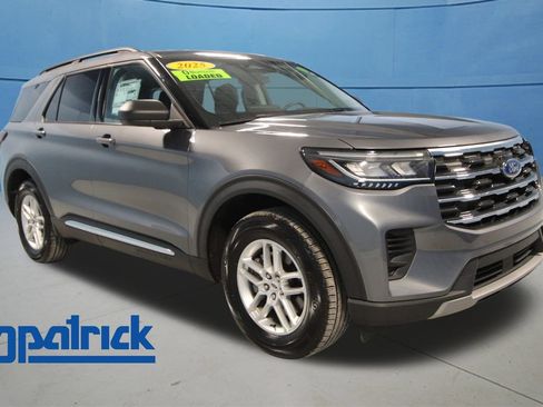 Used 2025 Ford Explorer Active AWD/4WD image 1