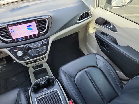 Used 2023 Chrysler Pacifica Touring-L FWD image 20
