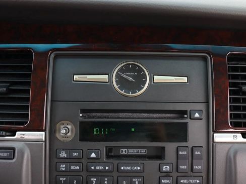 Used 2006 Lincoln Town Car Signature image 32