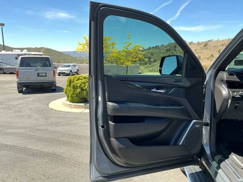 Used 2018 Cadillac Escalade ESV Platinum AWD/4WD image 18