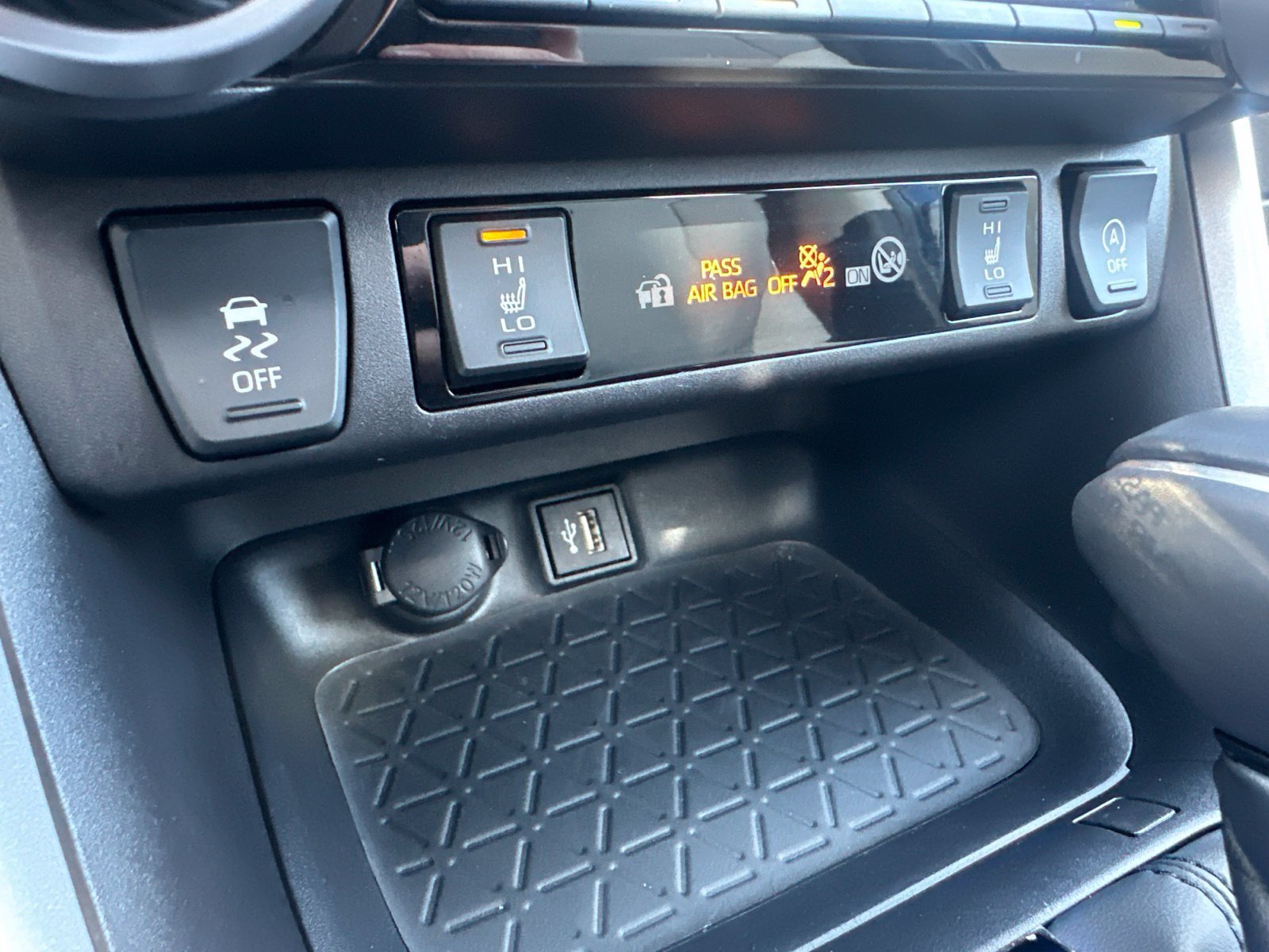Used 2025 Toyota RAV4 XLE Premium w/ Weather Package AWD/4WD image 63