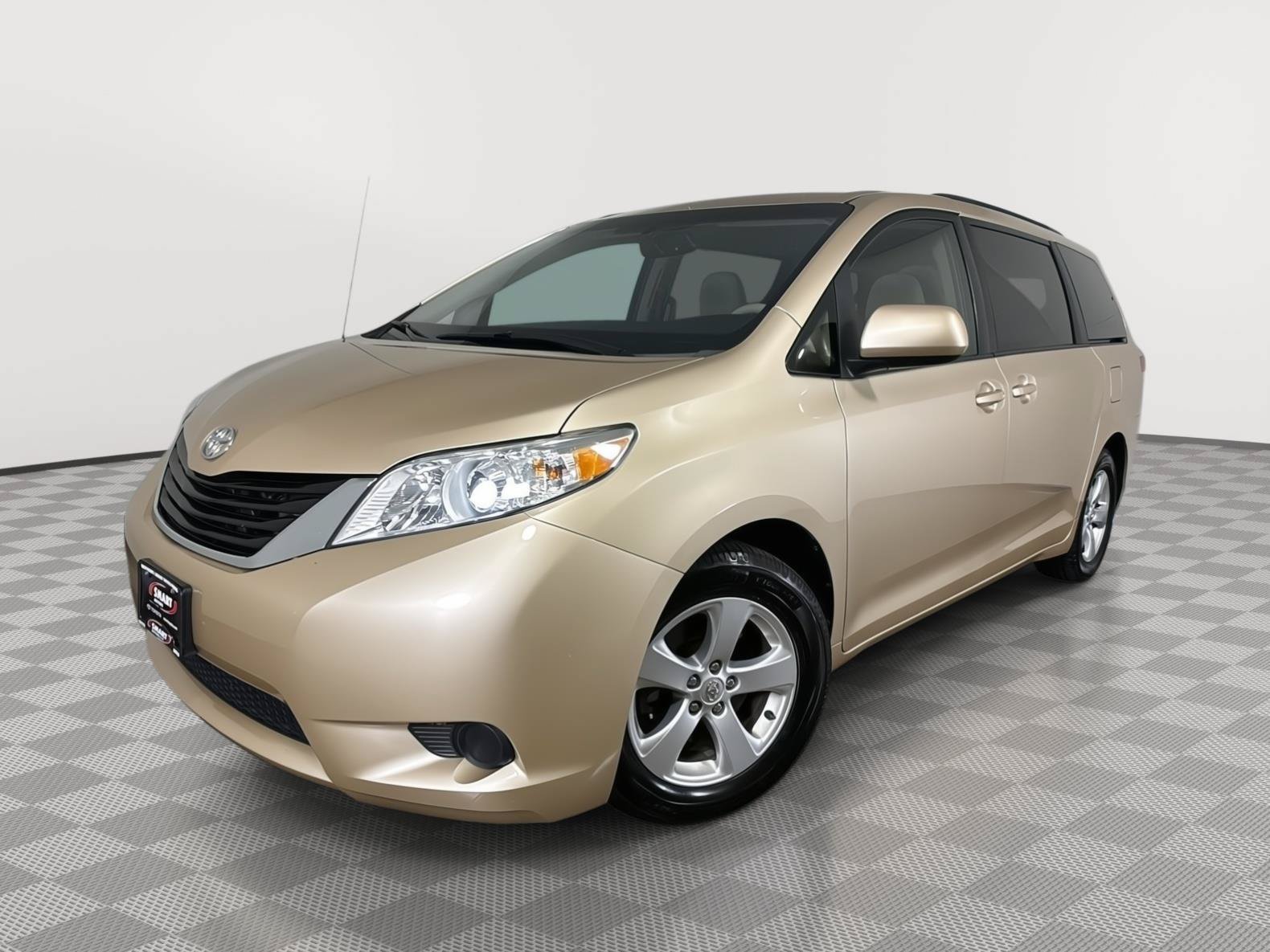 Used 2012 Toyota Sienna LE w/ Towing Pkg FWD image 1