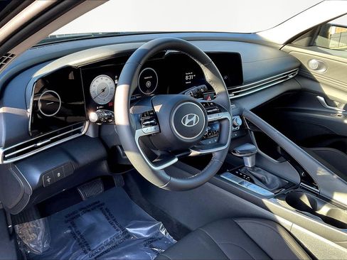 Used 2025 Hyundai Elantra SEL image 18