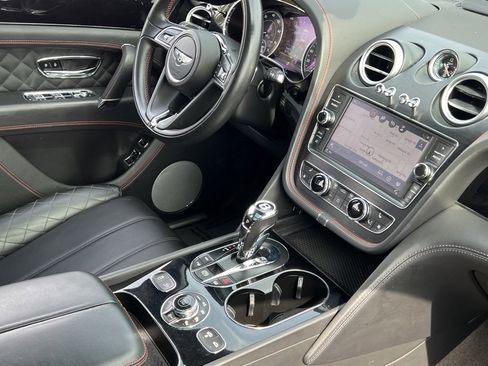 Used 2017 Bentley Bentayga image 2