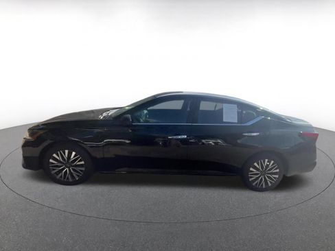 Used 2025 Nissan Altima 2.5 SV FWD image 8