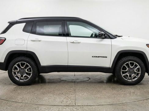 Used 2025 Jeep Compass Trailhawk image 11