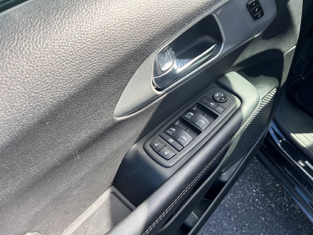 Used 2025 Chrysler Pacifica Limited FWD image 14