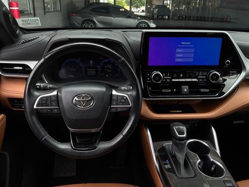 Used 2023 Toyota Highlander Platinum FWD image 17